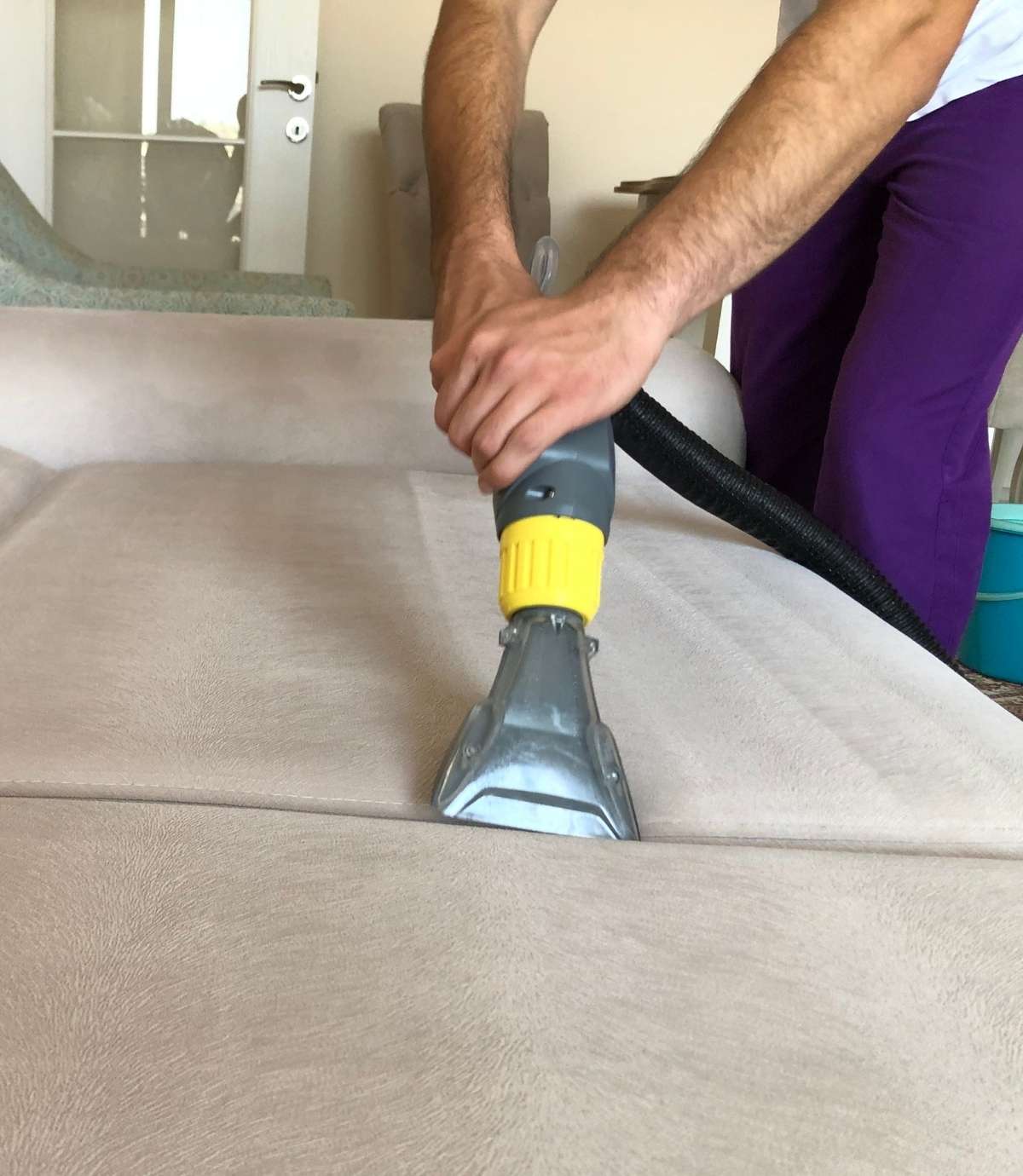 Çiğli Temizlik Şirketi koltuk temizliği çalışma anı